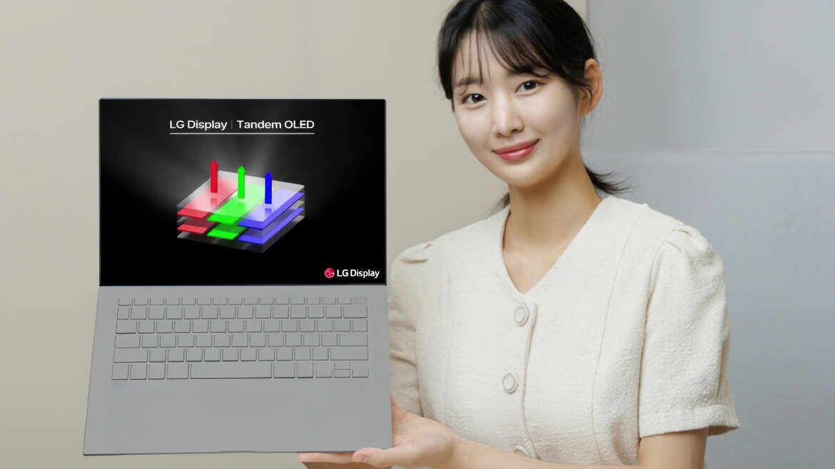 LG presenta il Tandem OLED, una donna che tiene in mano un computer portatile